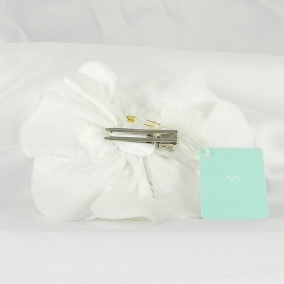 Jennifer Leigh Chloe White Hair Flower